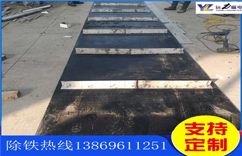 不銹鋼除鐵器皮帶廠家服務(wù)湖南皮帶懸掛式除鐵器，除鐵器卸鐵皮帶主要是安裝在各個型號的電磁、永磁自卸式除鐵器上，當(dāng)輸料皮帶上的散狀物料經(jīng)過自卸除鐵器底部時，混雜在物料中的鐵磁性雜質(zhì)在除鐵器磁芯強(qiáng)大的磁場力作用下被吸附到除鐵器卸鐵皮帶上，由不停運(yùn)轉(zhuǎn)的卸鐵皮帶將吸附住的鐵雜質(zhì)刮出，卸進(jìn)集鐵箱，從而達(dá)到自動連續(xù)除鐵的目的。無需人工清理，實(shí)現(xiàn)了自動化除鐵。  一、不銹鋼除鐵器皮帶廠家服務(wù)湖南皮帶懸掛式除鐵器選型指南：  1.提供卸鐵皮帶準(zhǔn)確的帶寬、周長及厚度。  2.了解清楚所需卸鐵皮帶為一次性成型的環(huán)帶還是帶接頭式的，其次確認(rèn)卸鐵刮板為膠條一體式刮板還是不銹鋼刮板。  注：一般情況下，除鐵器生產(chǎn)廠家在生產(chǎn)除鐵器時用的是一次性成型的環(huán)帶，但用戶在后期更換時，一次性成型的環(huán)帶不方便更換及安裝，需將除鐵器大拆大卸，套上卸鐵皮帶之后，然后重新組裝，更換非常麻煩。帶接頭式的卸鐵皮帶就很大程度上解決了這一問題，省去了拆裝除鐵器的過程，只需要將皮帶安裝之后在接頭處對接即可,省時省力，結(jié)實(shí)耐用。  二、不銹鋼除鐵器皮帶廠家服務(wù)湖南皮帶懸掛式除鐵器  除鐵器接通電源后，勵磁系統(tǒng)產(chǎn)生強(qiáng)大的磁場，當(dāng)輸送機(jī)械上的散狀物料經(jīng)過除鐵器下方時，混雜在物料中的鐵磁性雜物，在除鐵器磁場力作用下被不斷吸起(鐵磁性雜物重量為0.1-25kg)，吸附在除鐵器下表面上，當(dāng)需要除去吸附在除鐵器上的鐵磁性雜物時，可將除鐵器移至集鐵箱上方，切斷勵磁電源設(shè)備磁場消失，鐵磁性雜物在重力作用下掉入集鐵箱中。