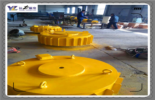 江西RCDC-8電磁除鐵器原理生產(chǎn)廠家_選型_河北江西RCDC-8電磁除鐵器原理生產(chǎn)廠家工作原理_價(jià)格，RCDC系列風(fēng)冷自卸式電磁除鐵器，是在RCDA系列風(fēng)冷懸掛式電磁除鐵器的基礎(chǔ)上增加了驅(qū)動電機(jī)、滾筒、帶刮板的卸鐵膠帶等組成的卸鐵機(jī)構(gòu)。在工作過程中卸鐵機(jī)構(gòu)自動將卸鐵皮帶上吸附的鐵磁性物質(zhì)拋到除鐵器以外的集鐵箱內(nèi)，無需停電人工清理，實(shí)現(xiàn)了除鐵自動化。  一、江西RCDC-8電磁除鐵器原理生產(chǎn)廠家_選型_河北江西RCDC-8電磁除鐵器原理生產(chǎn)廠家工作原理_價(jià)格  1、在鋼鐵廠、水泥廠、多用于礦渣除鐵和保護(hù)輥壓機(jī)、立磨、破碎機(jī)等重要設(shè)備。  2、計(jì)算機(jī)模擬設(shè)計(jì)。  3、結(jié)構(gòu)簡單，易維護(hù)。  4、磁場強(qiáng)、功率大、磁透深度大。  5、采用軸流風(fēng)機(jī)散熱線效果良好，電磁線圈溫升低。  6、用于輸送膠帶上任何物料的除鐵，對各種型號的破碎機(jī)、磨機(jī)等設(shè)備起著可靠的保護(hù)作用。