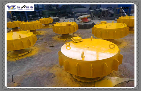 江西RCDC-8電磁除鐵器原理生產(chǎn)廠家_選型_河北江西RCDC-8電磁除鐵器原理生產(chǎn)廠家工作原理_價(jià)格，RCDC系列風(fēng)冷自卸式電磁除鐵器，是在RCDA系列風(fēng)冷懸掛式電磁除鐵器的基礎(chǔ)上增加了驅(qū)動電機(jī)、滾筒、帶刮板的卸鐵膠帶等組成的卸鐵機(jī)構(gòu)。在工作過程中卸鐵機(jī)構(gòu)自動將卸鐵皮帶上吸附的鐵磁性物質(zhì)拋到除鐵器以外的集鐵箱內(nèi)，無需停電人工清理，實(shí)現(xiàn)了除鐵自動化。  一、江西RCDC-8電磁除鐵器原理生產(chǎn)廠家_選型_河北江西RCDC-8電磁除鐵器原理生產(chǎn)廠家工作原理_價(jià)格  1、在鋼鐵廠、水泥廠、多用于礦渣除鐵和保護(hù)輥壓機(jī)、立磨、破碎機(jī)等重要設(shè)備。  2、計(jì)算機(jī)模擬設(shè)計(jì)。  3、結(jié)構(gòu)簡單，易維護(hù)。  4、磁場強(qiáng)、功率大、磁透深度大。  5、采用軸流風(fēng)機(jī)散熱線效果良好，電磁線圈溫升低。  6、用于輸送膠帶上任何物料的除鐵，對各種型號的破碎機(jī)、磨機(jī)等設(shè)備起著可靠的保護(hù)作用。