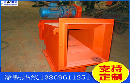 海南超強(qiáng)磁液體管道除鐵器_海南超強(qiáng)磁液體管道除鐵器批發(fā)價(jià)格_使用說(shuō)明書(shū)原理型號(hào)，強(qiáng)磁除鐵器中的核心部件永磁體是以釹鐵硼稀土材料加工而的，很多人好奇那么除鐵器中的永磁體的磁性到底能維持多久呢?若是照正常的存儲(chǔ)條件的話，永磁鐵10年時(shí)間損失的磁場(chǎng)強(qiáng)度也不應(yīng)該超出1%。不過(guò)實(shí)際使用中，卻是有如下情況會(huì)大大加速?gòu)?qiáng)磁除鐵器磁力的衰減速度：  一、海南超強(qiáng)磁液體管道除鐵器_海南超強(qiáng)磁液體管道除鐵器批發(fā)價(jià)格_使用說(shuō)明書(shū)原理型號(hào)  1、 過(guò)高的溫度：強(qiáng)磁除鐵器所處的周?chē)h(huán)境溫度如果高于釹鐵硼材料的穩(wěn)定溫度范圍就會(huì)加速其失磁，熱量會(huì)顯著降低永磁體的磁性。標(biāo)準(zhǔn)的釹鐵硼稀土材料的最高穩(wěn)定溫度為80℃。耐高溫永磁體一般在140℃。而鋁鎳鈷永磁體的最高使用溫度能都達(dá)到540℃，釤鈷永磁體及鐵氧體差不多是300℃。  3、 物理?yè)p傷：強(qiáng)磁除鐵器所用永磁材料的物料特性決定了，其整體是較為脆弱的，若是受到外力的撞擊很容易出現(xiàn)斷裂。受到外力損傷破損之后的釹鐵硼永磁體，磁性將會(huì)下降。  3、 焊接工藝：強(qiáng)磁除鐵器制造或安裝時(shí)永磁體周?chē)暮附硬僮饕矔?huì)導(dǎo)致其磁性能下降，這一般是因?yàn)楹附舆^(guò)程中產(chǎn)生的熱量或電流所導(dǎo)致的。  4、 有液體侵蝕：若是強(qiáng)磁除鐵器的外殼受損，潮濕的空氣就有可能進(jìn)入設(shè)備內(nèi)，跟永磁鐵的鍍層相接觸，久而久之就會(huì)讓磁性材料產(chǎn)生氧化，進(jìn)而造成其磁性能的衰減。