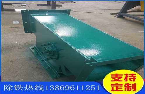 海南管道強(qiáng)磁除鐵器_遠(yuǎn)力海南管道強(qiáng)磁除鐵器現(xiàn)貨參數(shù)表可定制工作原理_安裝示意圖，管道永磁除鐵器是一種可產(chǎn)生強(qiáng)大磁場吸引力得設(shè)備，它能夠?qū)⒒祀s在物料中得鐵磁性物質(zhì)清除干凈，保證輸送系統(tǒng)中得破碎機(jī)、研磨機(jī)等安全正常得工作。那么大家在平時得工作中該怎么操作它呢?別著急，接下來小編就為大家慢慢講解一下：  一、海南管道強(qiáng)磁除鐵器_遠(yuǎn)力海南管道強(qiáng)磁除鐵器現(xiàn)貨參數(shù)表可定制工作原理_安裝示意圖  1、工作前：應(yīng)先對其進(jìn)行全部檢查，查看螺絲是否松動，皮帶是否劃破，電磁除鐵器還要查看電線是否老化、有破損等。  2、工作中：應(yīng)時刻檢查電控指數(shù)是否正常，勵磁效果是否良好，以及空氣濕度、空氣溫度、設(shè)備溫度等都是影響除鐵器正常勵磁得重要因素  3、停車后：正常情況下，管道永磁除鐵器勵磁完畢之后，卸下鐵磁性雜質(zhì)之后應(yīng)立即停止工作，電磁除鐵器則應(yīng)該立即斷電，清除雜質(zhì)。  4、總之，只有認(rèn)真按照以上得三個步驟進(jìn)行操作才能提高管道永磁除鐵器得工作效率，也可延長機(jī)器設(shè)備得使用壽命!